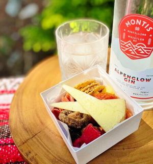 krabičku na oběd se sendvičem a lahví vody