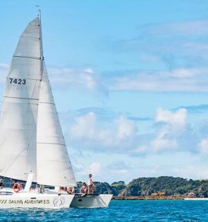 海上的一艘白色帆船