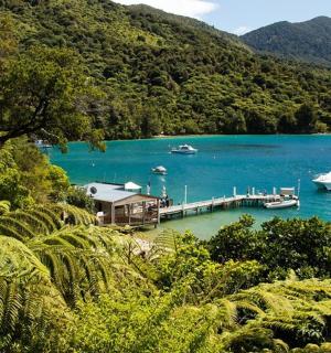 Dvě lodě kotví v molu v jezeře