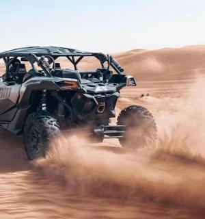 džíp jedoucí pískem v poušti