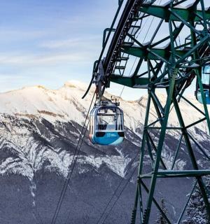 lyžařský vlek před zasněženou horou