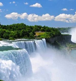 una gran cascada al mig d'un riu