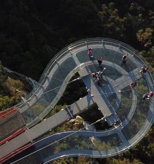 一条弯曲道路的俯视图，上面有人