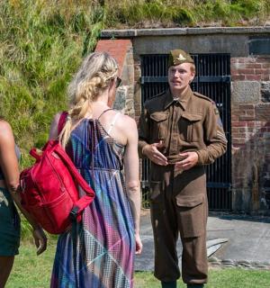 een groep mensen die voor een gebouw staan