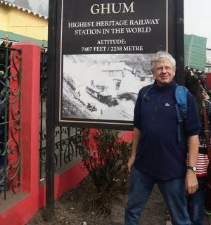 一名男子站在标志牌前