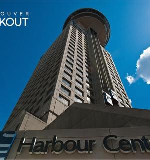 一座高大的建筑物，前面有一块招牌