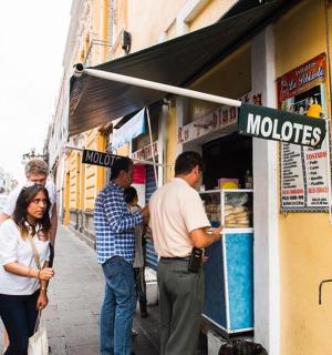 一群人站在商店外面