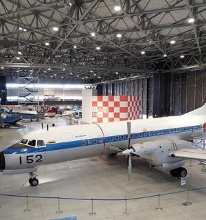 Мали авион је изложен у хангару