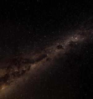 繁星点点、银河环绕的夜晚