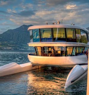 湖面上停泊着一艘大船