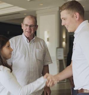 一个年轻女孩正在和一个男人握手