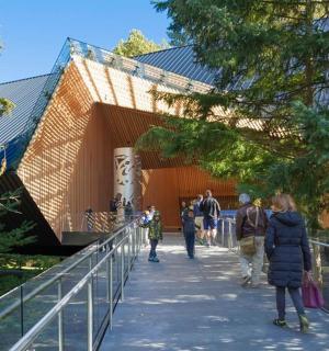 一群人在建筑物前的桥上行走