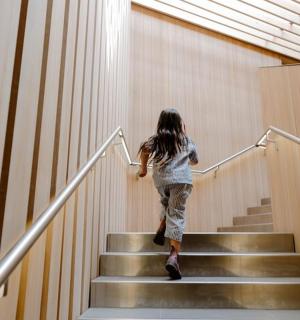 一名女子走下楼梯