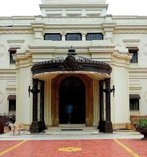 一座大门敞开的白色大楼