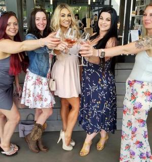 一群妇女举着酒杯