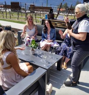 一群妇女围坐在桌旁,手捧酒杯