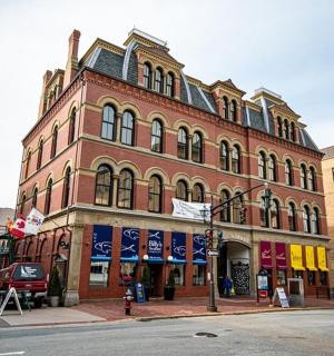 街角的一座大型砖砌建筑