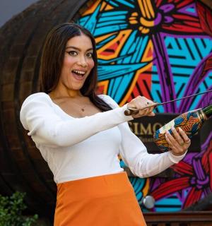 žena držící kus jídla před kolem