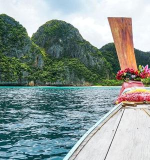 bot di atas badan air dengan gunung