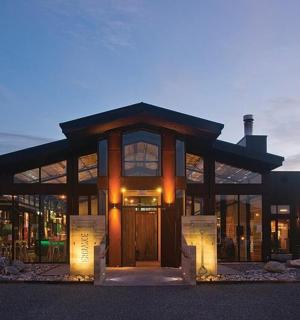 一座有大门的大楼