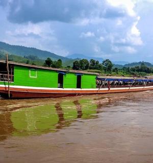 河水中的一艘绿色小船