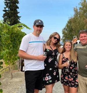 一群人拿着酒杯合影