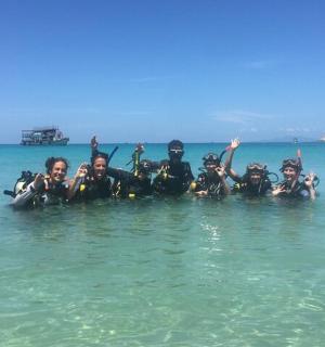 一群人在水中游泳