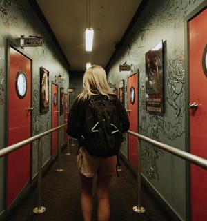 一名女子在地铁走廊里行走