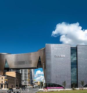 ein Sasquatch-Gebäude in einer Stadt