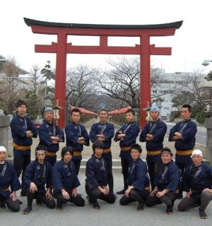 一群身穿制服的男子在大门前摆姿势