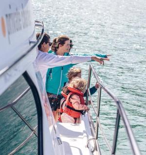 一群人在水中的船上