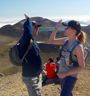 一男一女站在山顶上