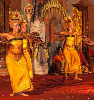 skupina tří žen vystupujících v představení