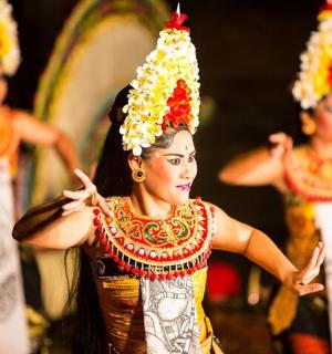 en gruppe kvinner som fremfører en tradisjonell dans