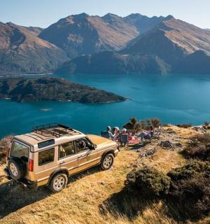 一辆SUV停在湖边的山上