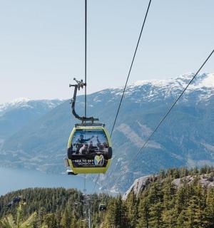 一群人乘坐滑雪缆车翻山越岭