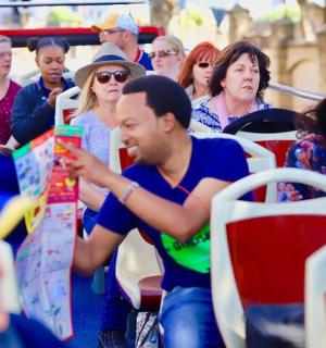 一群人坐在公共汽车上