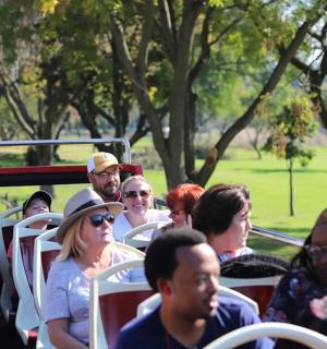 一群人乘坐公共汽车