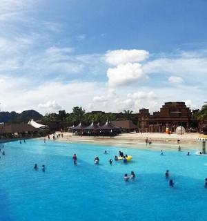 مجموعة من الأشخاص في المياه الزرقاء في المنتجع