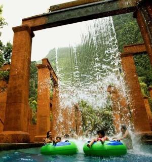 ryhmä lapsia ratsastamassa suihkulähteen putkilla