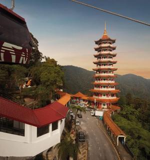 gondola letící nad horou s věží