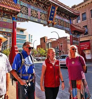 一群人站在街上