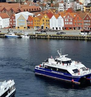 一条蓝白相间的船在一条有建筑物的河流中