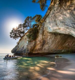 一群人在悬崖附近的水中乘船