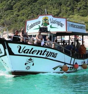 水中载有乘客的船