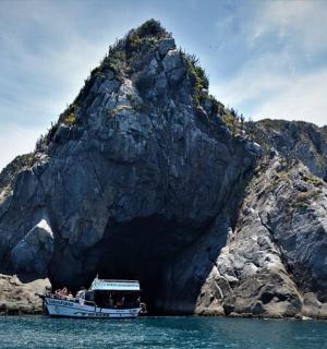 岩层前的水中的一艘船