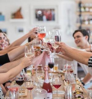 一群人举着酒杯