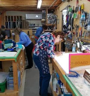 一群在车间工作的人