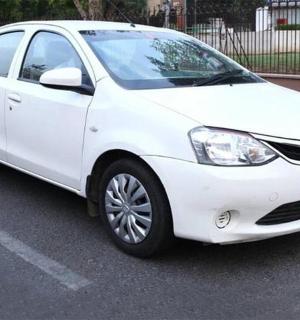 一辆白色汽车停在停车场