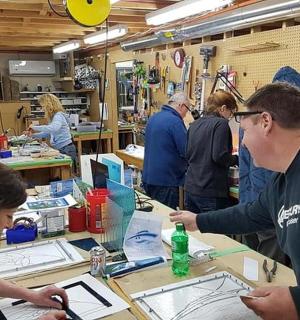 一群人围站在商店里的一张桌子旁